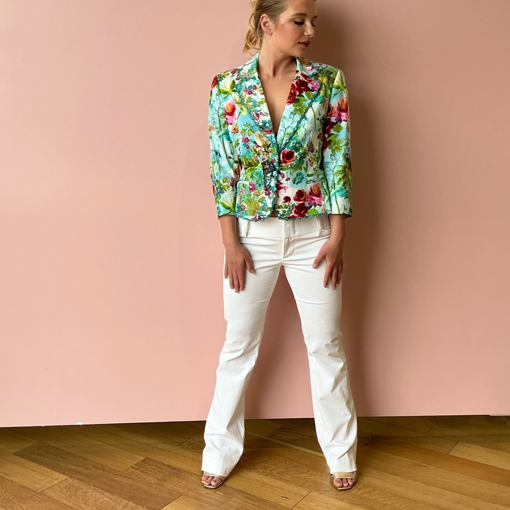 Alberto Makali silky vibrant floral blazer with stone embellishment closure - Picture 6 of 15